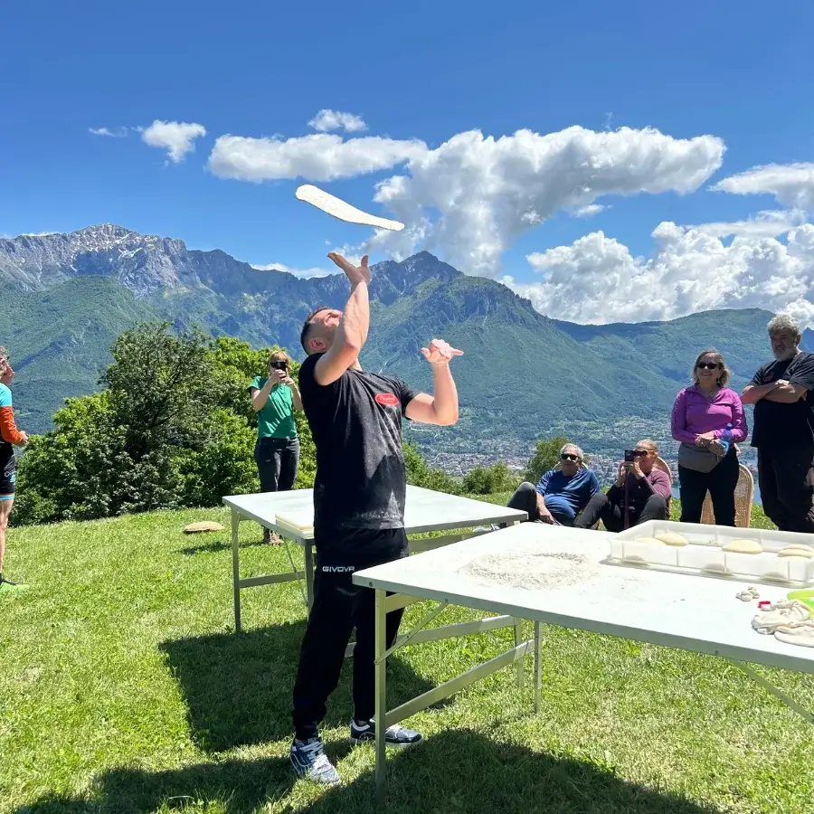 Acrobatic-pizza-show-in-Bellagio-Lake-Como-Italy