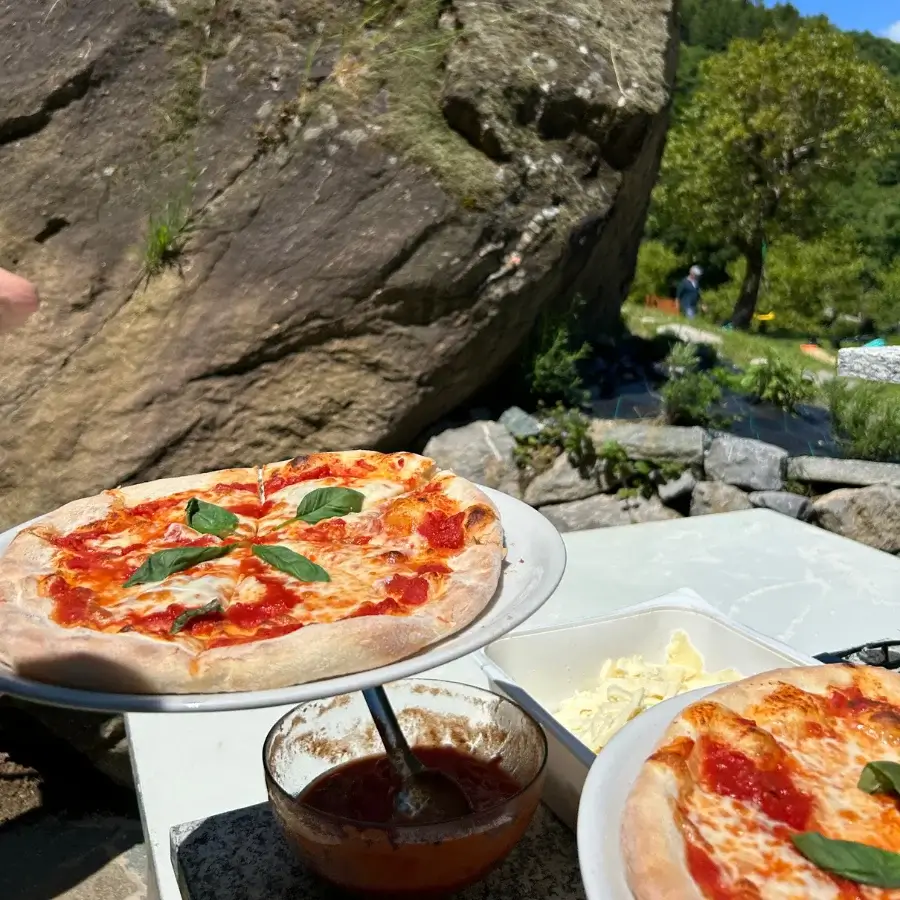 freshly-baked-margherita-pizza-lake-como-italy