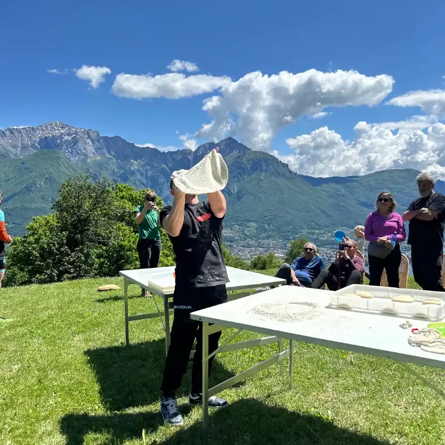 master-pizzaiolo-cooking-show-in-Bellagio