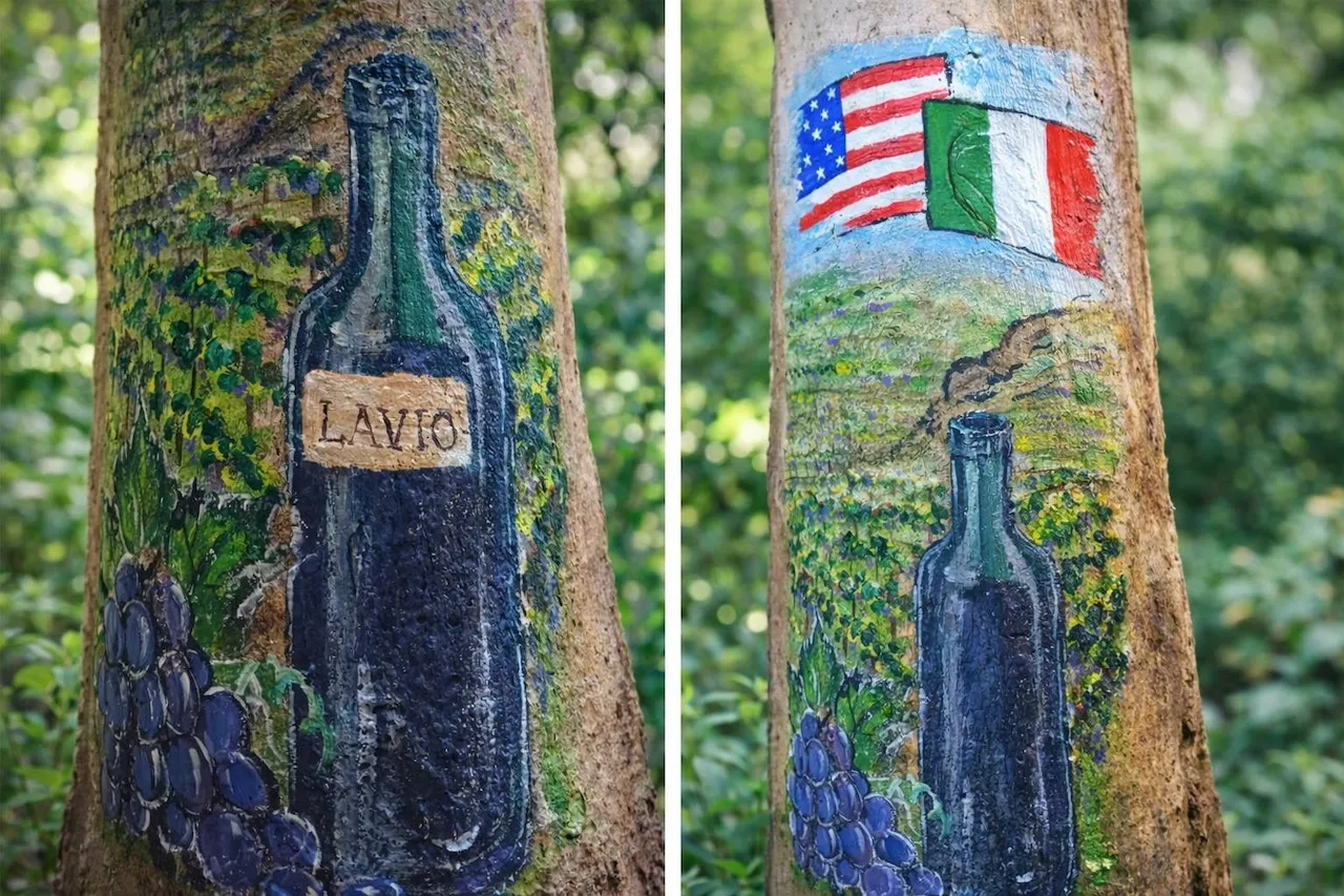 Tegole dipinte a mano che raffigurano bottiglie di vino