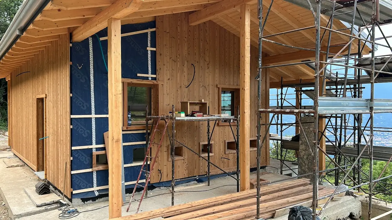 Cantiere con lavori in corso per la realizzazione della casa delle api a Bellagio