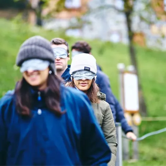 persone che fanno un percorso dei ciechi