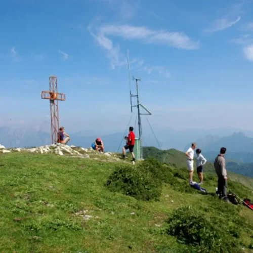 Persone su un prato in montagna